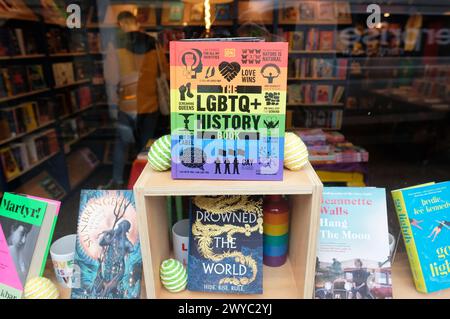 Hey on Wye, Powys, Wales, Großbritannien - Gay on Wye Buchhandlung im April 2024 Stockfoto