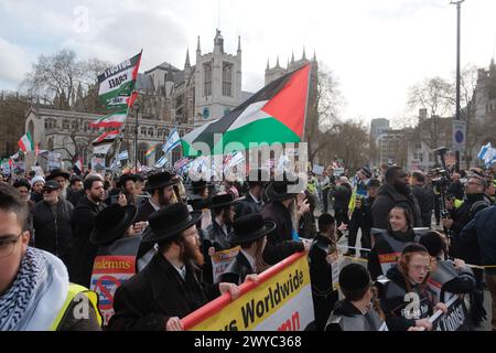 London, Großbritannien. April 2024. Die israelischen Unterstützer sind gegen die Protestkundgebung zum Al-Quds-Tag, die von der Islamischen Menschenrechtskommission organisiert wird. Bei der Veranstaltung, die zur Verurteilung des anhaltenden Konflikts im Nahen Osten aufruft, treffen sich die Teilnehmer im Innenministerium und marschieren in Richtung Downing Street. (Foto: Joao Daniel Pereira/SIPA USA) Credit: SIPA USA/Alamy Live News Stockfoto