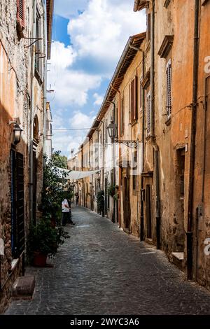 Ein Septembernachmittag durch die Gassen von Bracciano, einem mittelalterlichen Dorf wenige Kilometer von Rom entfernt, das seinen Namen vom gleichnamigen See hat Stockfoto