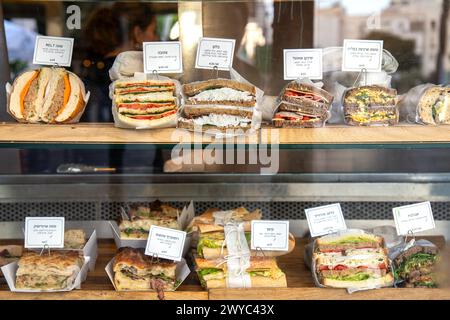 Tel Aviv, Israel - 29. März 2024. Verschiedene Sandwiches an der Theke in einem Straßencafé in Tel Aviv Stockfoto