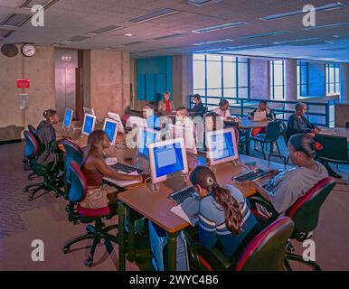 Sitzende Studenten, die Apple Computer in einem Workshop an einer Universität um 2001 benutzten. Stockfoto