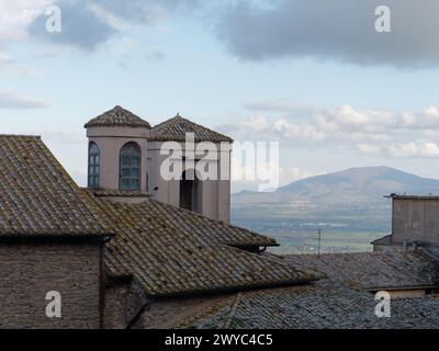 Blick von Montefiascone über Dächer in die umliegende Landschaft und Hügel, Region Latium, Italien. April 2024 Stockfoto