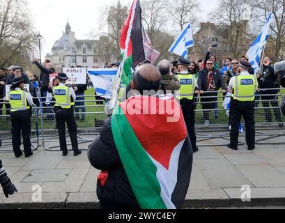 Westminster, London, Großbritannien. April 2024. Al-Quds-Tag-Proteste in London. Ein Pro-Al-Quds-Tag-Protest marschiert an einer Gegendemo vor den Houses of Parliament vorbei. Quelle: Matthew Chattle/Alamy Live News Stockfoto