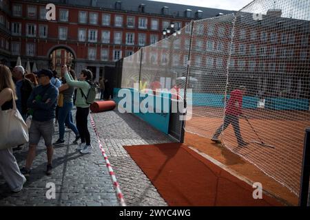 Madrid, Spanien. April 2024. Ein Arbeiter wischt einen Tennisplatz auf der Plaza Mayor in Madrid. Auf dem Plaza Mayor in Madrid wird ein Tennisplatz eingerichtet, um das Turnier Mutua Madrid Open 2024 zu fördern, an dem die besten Tennisspieler der Welt teilnehmen, das vom 22. April bis 5. Mai in Madrid im Caja Magica stattfindet. Quelle: SOPA Images Limited/Alamy Live News Stockfoto