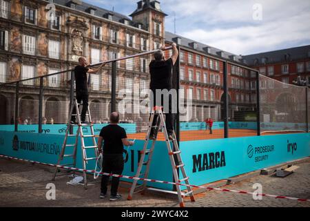 Madrid, Spanien. April 2024. Die Arbeiter installieren Möbel auf einem Tennisplatz auf der Plaza Mayor von Madrid. Auf dem Plaza Mayor in Madrid wird ein Tennisplatz eingerichtet, um das Turnier Mutua Madrid Open 2024 zu fördern, an dem die besten Tennisspieler der Welt teilnehmen, das vom 22. April bis 5. Mai in Madrid im Caja Magica stattfindet. Quelle: SOPA Images Limited/Alamy Live News Stockfoto