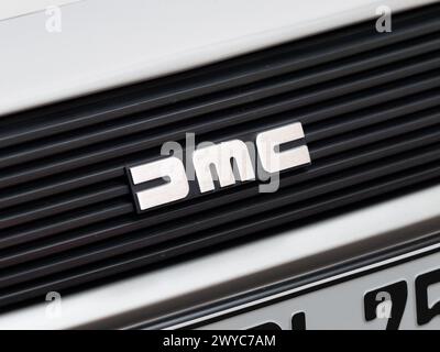 DMC-Logo-Schild Nahaufnahme des DeLorean Sportwagens. Emblem auf der Vorderseite als Detail der Automobilmarke. Oldtimer-Hersteller. Stockfoto