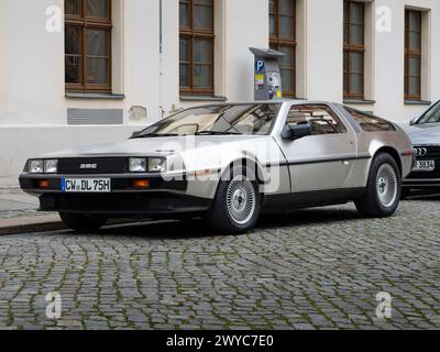 DMC DeLoran Oldtimer steht auf der Straße. Das Äußere aus gebürstetem Edelstahl sieht einzigartig und futuristisch aus. Der Sportwagen ist in gutem Zustand Stockfoto