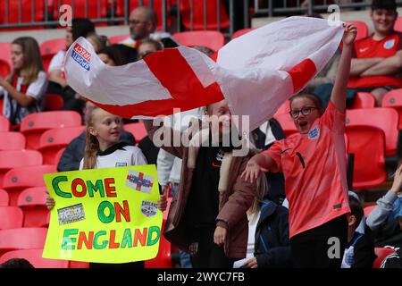 Wembley Stadium, London, Großbritannien. April 2024. UEFA Women's Euro Qualifying International Football, England gegen Schweden; England Fans Credit: Action Plus Sports/Alamy Live News Stockfoto