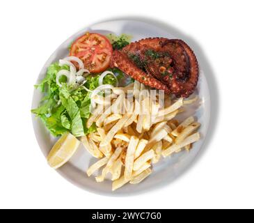 Gegrillter Tintenfisch, serviert mit Pommes frites, Zitrone und Salat Stockfoto