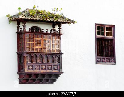 Typisch Teneriffa Holzbalkon an einer Wand Stockfoto