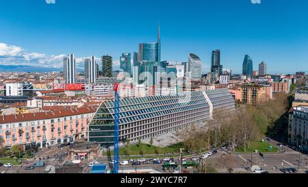 Blick aus der Vogelperspektive auf Mailand, Wolkenkratzer. Palazzo Lombardia und Bosco Verticale. UniCredit Tower, Unipol Tower. Pyramidendach. Italien Stockfoto