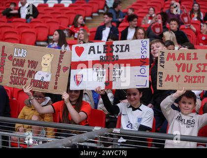 London, Großbritannien. April 2024. England Fans beim UEFA-Qualifikationsspiel der Frauen im Wembley Stadium in London. Foto: Paul Terry/Sportimage Credit: Sportimage Ltd/Alamy Live News Stockfoto