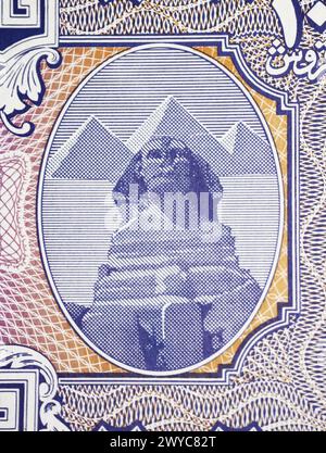 Große Sphinx von Gizeh und Pyramide auf 10 ägyptischen alten Piastres Banknotengeld aus den 40er Jahren Stockfoto