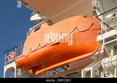 Elektrisches Rettungsboot hängt von der Seite des Schiffes Stockfoto