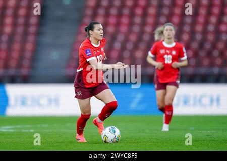 Zürich, Schweiz. April 2024. Zürich, Schweiz, 5. April 2024: Alayah Pilgrim (20 Schweiz) kontrolliert den Ball während des Fußballspiels der UEFA Womens European Qualifiers zwischen der Schweiz und der Türkei im Letzigrund Stadion in Zürich. (Daniela Porcelli/SPP) Credit: SPP Sport Press Photo. /Alamy Live News Stockfoto