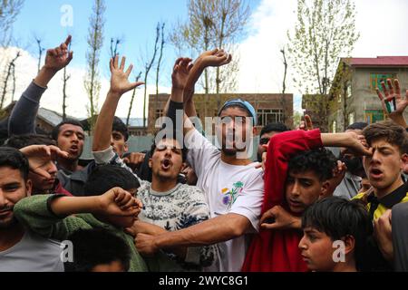 Srinagar, Indien. April 2024. 5. April 2024, Srinagar, Indien: Demonstranten nehmen an einer jährlichen Demonstration zum Quds-Tag oder Jerusalem-Tag Teil, um die Palästinenser zu unterstützen. Am 5. April 2024 in Srinagar, Indien. (Foto von Firdous Nazir/Eyepix Group) Credit: SIPA USA/Alamy Live News Stockfoto