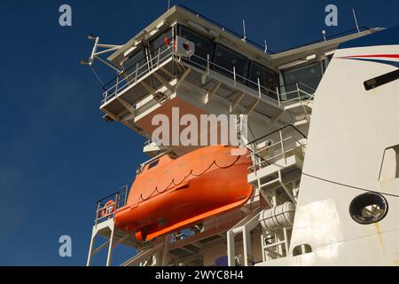 Elektrisches Rettungsboot hängt an der Seite des Schiffes. Stockfoto