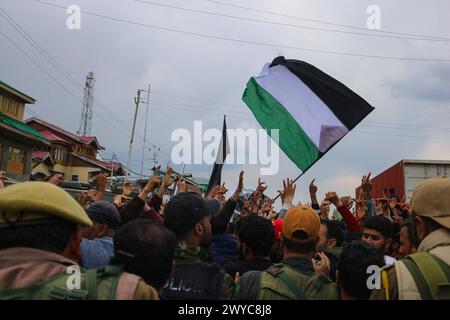 Srinagar, Indien. April 2024. 5. April 2024, Srinagar, Indien: Demonstranten nehmen an einer jährlichen Demonstration zum Quds-Tag oder Jerusalem-Tag Teil, um die Palästinenser zu unterstützen. Am 5. April 2024 in Srinagar, Indien. (Foto von Firdous Nazir/Eyepix Group) Credit: SIPA USA/Alamy Live News Stockfoto