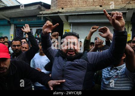 Srinagar, Indien. April 2024. 5. April 2024, Srinagar, Indien: Ein Demonstrant nimmt an einer jährlichen Demonstration zum Quds-Tag, oder Jerusalem-Tag, Teil, um die Palästinenser zu unterstützen. Am 5. April 2024 in Srinagar, Indien. (Foto von Firdous Nazir/Eyepix Group) Credit: SIPA USA/Alamy Live News Stockfoto