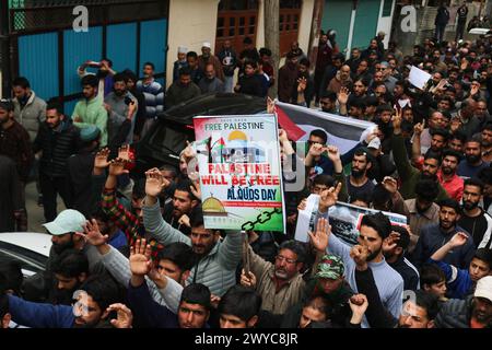 Srinagar, Indien. April 2024. 5. April 2024, Srinagar, Indien: Demonstranten nehmen an einer jährlichen Demonstration zum Quds-Tag oder Jerusalem-Tag Teil, um die Palästinenser zu unterstützen. Am 5. April 2024 in Srinagar, Indien. (Foto von Firdous Nazir/Eyepix Group) Credit: SIPA USA/Alamy Live News Stockfoto