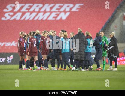 Oslo, Norwegen. April 2024. Oslo, Norwegen, 5. April 2024: Norwegische Spieler werden gesehen, nachdem sie das Fußballspiel der UEFA Women's European Qualifier zwischen Norwegen und Finnland im Ullevaal Stadium in Oslo, Norwegen gewonnen haben (Ane Frosaker/SPP). /Alamy Live News Stockfoto