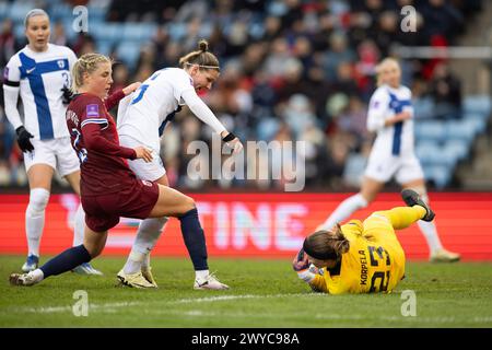 Oslo, Norwegen. April 2024. Oslo, Norwegen, 5. April 2024: Sophie Roman Haug (22 Norwegen) kämpfte um den Ball während des Fußballspiels der UEFA Women's European Qualifier zwischen Norwegen und Finnland im Ullevaal Stadium in Oslo, Norwegen (Ane Frosaker/SPP) Credit: SPP Sport Press Photo. /Alamy Live News Stockfoto