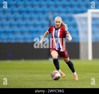 Oslo, Norwegen. April 2024. Oslo, Norwegen, 5. April 2024: Thea Bjelde (13 Norwegen) kontrolliert den Ball während des Fußballspiels der UEFA Women's European Qualifier zwischen Norwegen und Finnland im Ullevaal Stadium in Oslo, Norwegen (Ane Frosaker/SPP) Credit: SPP Sport Press Photo. /Alamy Live News Stockfoto