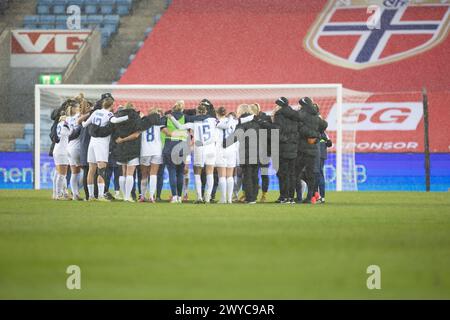 Oslo, Norwegen. April 2024. Oslo, Norwegen, 5. April 2024: Spieler Finnlands werden nach dem Fußballspiel der UEFA-Womens European Qualifier zwischen Norwegen und Finnland im Ullevaal-Stadion in Oslo, Norwegen (Ane Frosaker/SPP) gesehen. /Alamy Live News Stockfoto