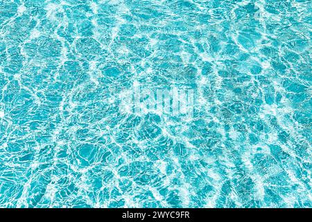 Blaues, transparentes Wasser mit Flecken von Sonnenschein Stockfoto