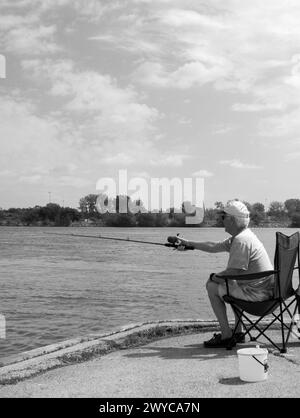 Ein älterer Mann fischt am Niagra River Canada Stockfoto