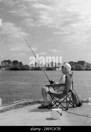 Ein älterer Mann fischt am Niagra River Canada Stockfoto