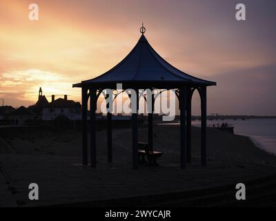 Sheerness, Kent, Großbritannien. April 2024. Wetter in Großbritannien: Sonnenuntergang in Sheerness, Kent. Quelle: James Bell/Alamy Live News Stockfoto