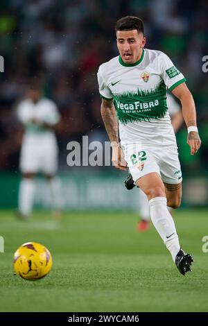 ELCHE, SPANIEN – 5. APRIL: Nico Fernandez, linker Rückspieler von Elche CF, spielt mit dem Ball während des LaLiga Hypermotion-Spiels zwischen Elche CF und Real Oviedo im Manuel Martinez Valero Stadium am 5. April 2024 in Elche, Spanien. (Foto Von Francisco Macia/Foto-Player-Bilder) Stockfoto