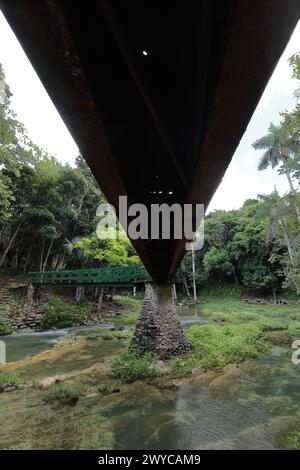 140 Brücke über die Bäder des Baños del Rio San Juan, eine Reihe von natürlichen Pools zwischen kleinen Wasserkaskaden, die zum Schwimmen beliebt sind. Las Terrazas-Kuba. Stockfoto