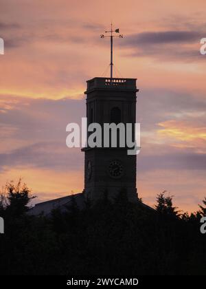 Sheerness, Kent, Großbritannien. April 2024. Wetter in Großbritannien: Sonnenuntergang in Sheerness, Kent. Sheerness Dockyard Church Uhrenturm und Wetterfahne. Quelle: James Bell/Alamy Live News Stockfoto