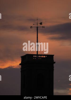 Sheerness, Kent, Großbritannien. April 2024. Wetter in Großbritannien: Sonnenuntergang in Sheerness, Kent. Sheerness Dockyard Church Uhrenturm und Wetterfahne. Quelle: James Bell/Alamy Live News Stockfoto