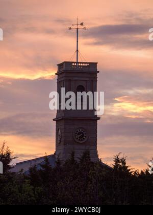 Sheerness, Kent, Großbritannien. April 2024. Wetter in Großbritannien: Sonnenuntergang in Sheerness, Kent. Sheerness Dockyard Church Uhrenturm und Wetterfahne. Quelle: James Bell/Alamy Live News Stockfoto