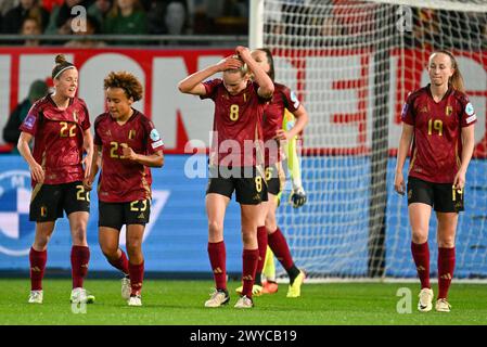 Leuven, Belgien. April 2024. Die belgischen Spieler scheinen bei einem Fußballspiel zwischen der belgischen Frauennationalmannschaft der Roten Flammen und Spanien am Freitag, den 5. April 2024, in Heverlee, Leuven, das 1/6. Qualifikationsspiel der Europameisterschaft 2025, niedergeschlagen zu sein. BELGA FOTO DAVID CATRY Credit: Belga News Agency/Alamy Live News Stockfoto