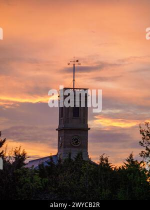 Sheerness, Kent, Großbritannien. April 2024. Wetter in Großbritannien: Sonnenuntergang in Sheerness, Kent. Sheerness Dockyard Church Uhrenturm und Wetterfahne. Quelle: James Bell/Alamy Live News Stockfoto