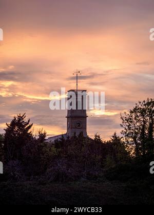 Sheerness, Kent, Großbritannien. April 2024. Wetter in Großbritannien: Sonnenuntergang in Sheerness, Kent. Quelle: James Bell/Alamy Live News Stockfoto