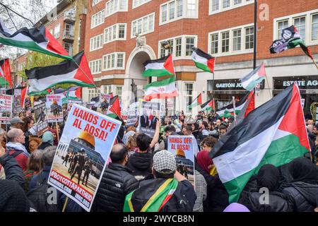 London, Großbritannien. April 2024. Pro-palästinensische Demonstranten beginnen ihren marsch vor dem Innenministerium. Pro-palästinensische Demonstranten und pro-israelische Gegenprotestierende konfrontierten sich auf dem Parlamentsplatz, während pro-palästinensische Demonstranten ihren jährlichen Al-Quds-tagesmarsch in Solidarität mit Palästina veranstalteten. Quelle: Vuk Valcic/Alamy Live News Stockfoto