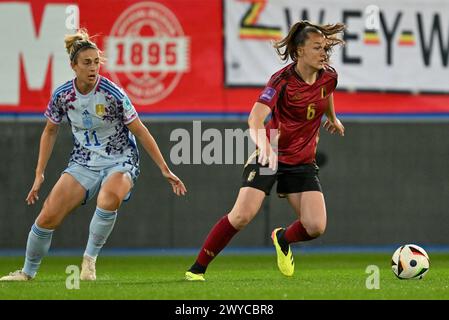 Leuven, Belgien. April 2024. Die Spanierin Alexia Putellas und die Belgierin Tine de Caigny wurden am Freitag, den 5. April 2024, in Heverlee, Leuven, während eines Fußballspiels zwischen der belgischen Frauennationalmannschaft der Roten Flammen und Spanien im Spiel 1/6 der Qualifikationen der Europameisterschaften 2025 in Aktion gesetzt. BELGA FOTO DAVID CATRY Credit: Belga News Agency/Alamy Live News Stockfoto