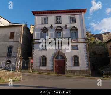 Großes elegantes Hotel mit Fensterläden in Montefiascone, Region Latium, Italien. April 2024 Stockfoto