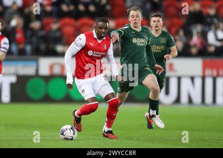 Rotherham, Großbritannien. April 2024. Rotherham United Defender Hakeem Odoffin (22) kämpft am 5. April 2024 gegen Plymouth Argyle Mittelfeldspieler Callum Wright (11) beim Rotherham United FC gegen Plymouth Argyle FC im Aesseal New York Stadium, Rotherham, England, Vereinigtes Königreich Credit: Every Second Media/Alamy Live News Stockfoto