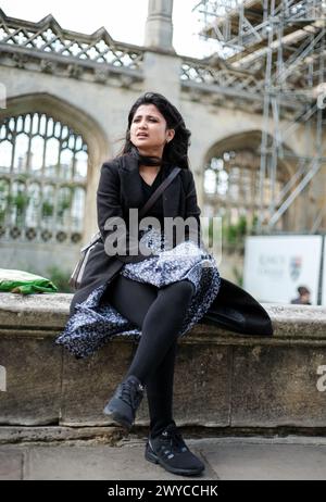 Junge Studentin, die vor dem Kings College, Cambridge University, Großbritannien, wartet Stockfoto