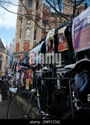 Fahrrad und alte Universitätsgebäude in Cambridge, Großbritannien Stockfoto