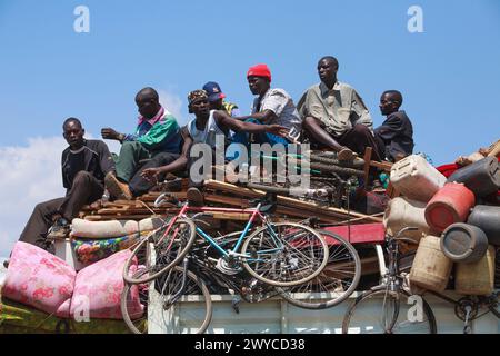 Ein überladener Lastwagen, der Binnenvertriebene und ihr Eigentum transportiert, die nach der Präsidentschaftswahl 2007 in Kenia vor Gewalt fliehen Stockfoto