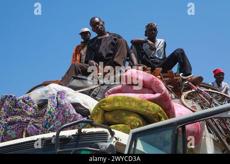 Ein überladener Lastwagen, der Binnenvertriebene und ihr Eigentum transportiert, die nach der Präsidentschaftswahl 2007 in Kenia vor Gewalt fliehen Stockfoto