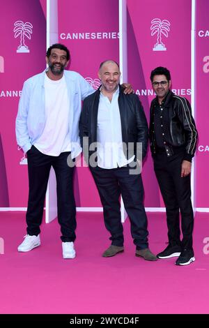 Cannes, Frankreich. April 2024. Cannes - 7. Internationales Canneseries Festival - Eröffnungszeremonie - Ramzy Bedia, Mohamed Hamidi, Jamel Debbouze Credit: Unabhängige Fotoagentur/Alamy Live News Stockfoto