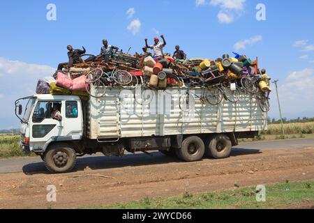 Ein überladener Lastwagen, der Binnenvertriebene und ihr Eigentum transportiert, die nach der Präsidentschaftswahl 2007 in Kenia vor Gewalt fliehen Stockfoto